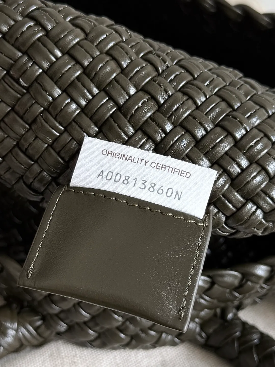 Batch 5760 BV collectible small woven handbags are really YYDS!! Bottega Veneta’s most classic small woven handbags are back! ! Colorful macaron color combination, super heavy craftsmanship. We use the highest quality leather with the highest craftsmanship❤️ to create the most precious works. We created the original Intrecciato leather weaving process❤️ This unique traditional exclusive leather weaving method has not only become our logo, but also reflects the time-consuming and labor-intensive craftsmanship of our products❤️ The new TOSCA handbag It must be a selection worth collecting🆕⚠️⚠️Baby, malachite, pearl, spotted stone can be sold individually and can be assembled by yourself. Style number: 716974 Size: 27*9*18cm